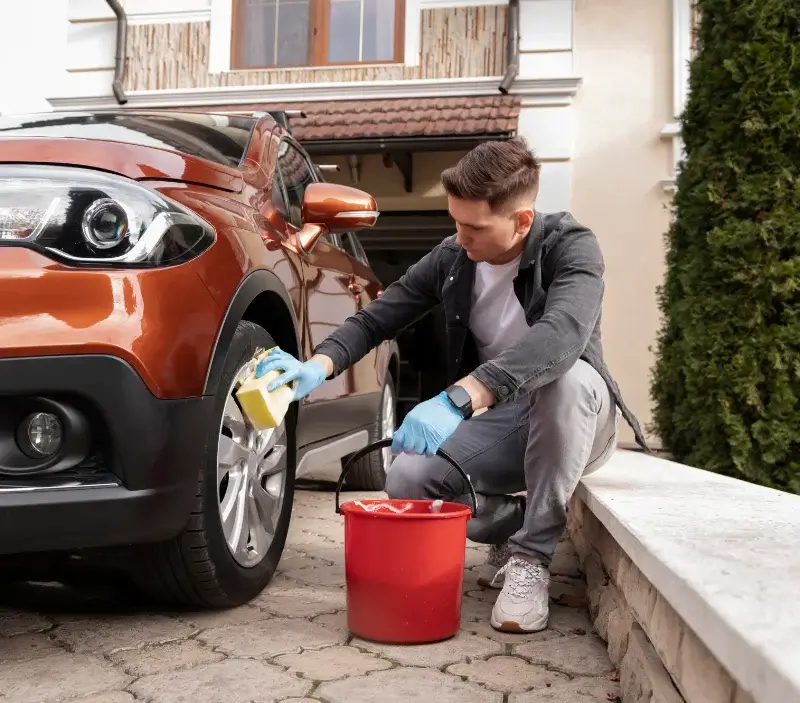 Lavage auto à domicile Bernes-sur-Oise : professionnel intervenant sur un véhicule